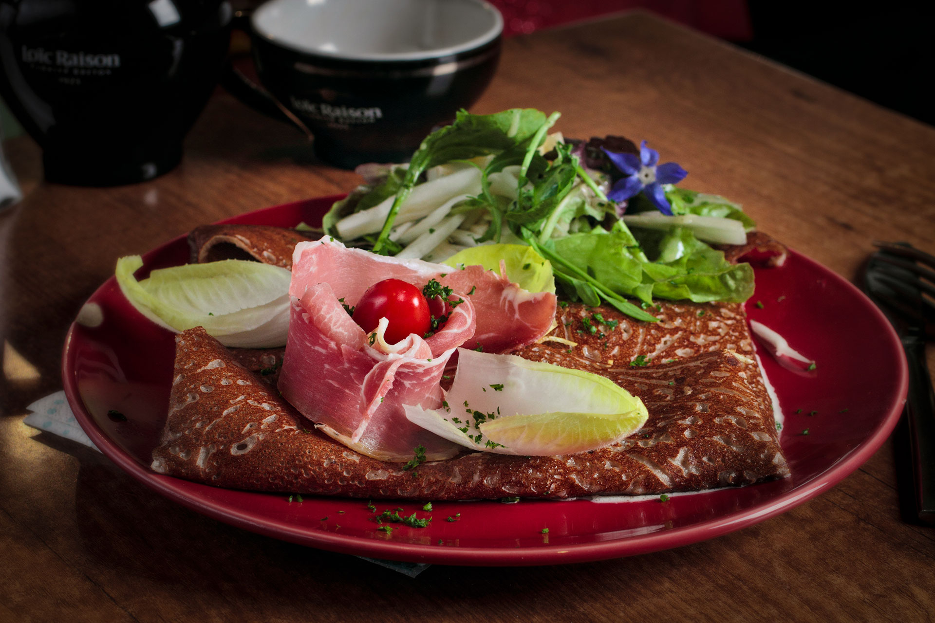 Une galette au jambon cru